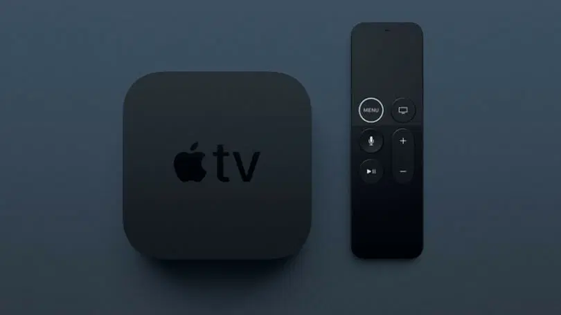 Apple TV-boks og Siri Remote på en mørkegrå baggrund.