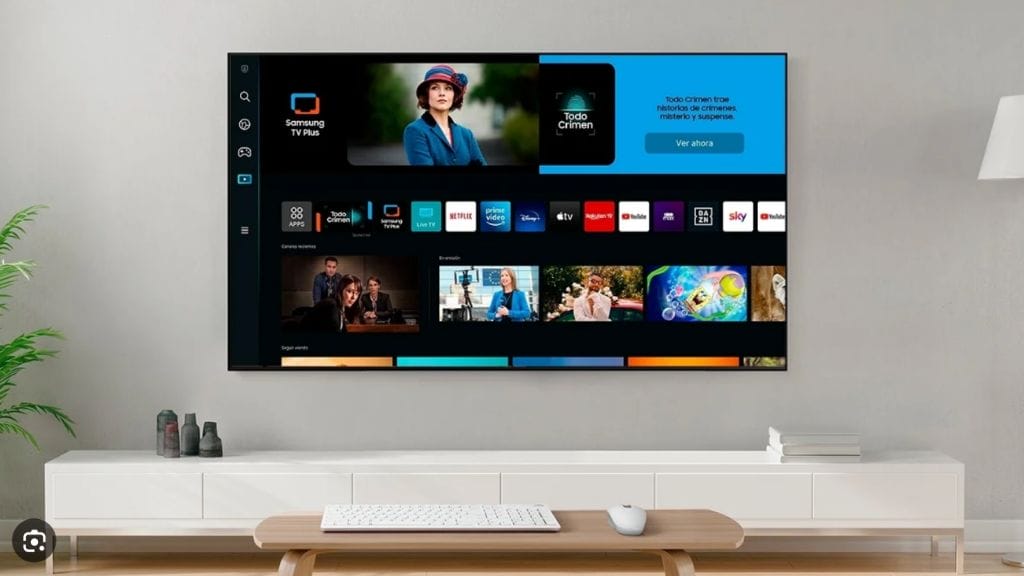 Samsung Smart TV startskærm, der viser apps, 'Samsung TV Plus' og et spansk krimishow