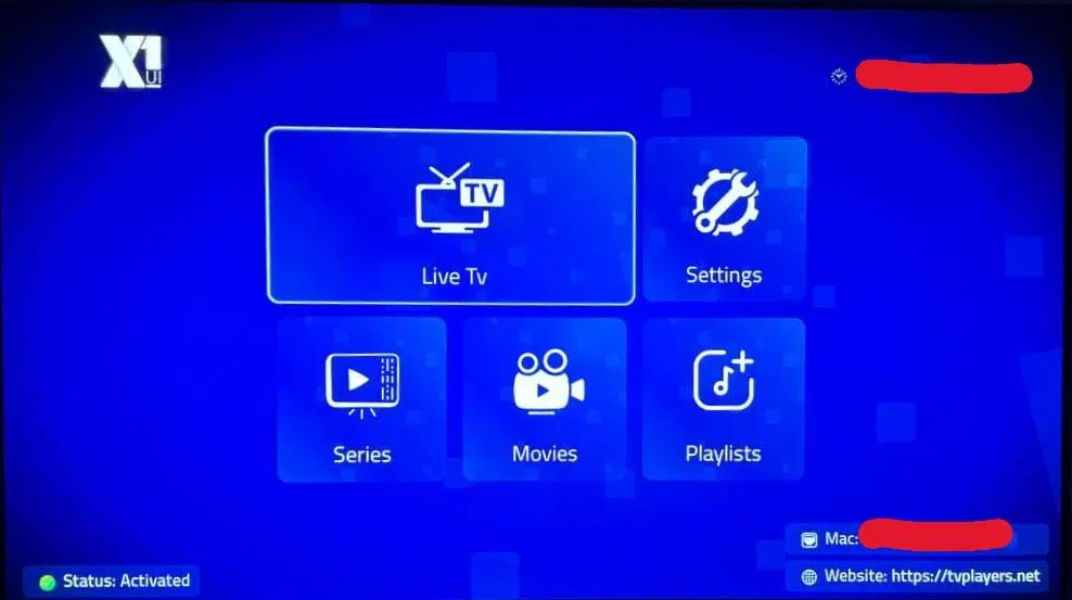IPTV medieafspiller startskærm med mørkeblå baggrund og ikoner for Live TV, Indstillinger, Serier, Film og Playlister