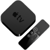 En sort Apple TV-boks med tilhørende Siri Remote fjernbetjening.