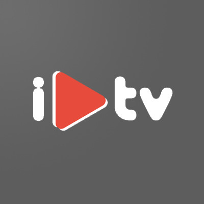 iPlayTV-app-logo med hvid tekst og en rød afspilningsknap (play-knap) på en mørkegrå baggrund.