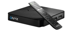 En sort Onyx IPTV-boks med mærket 'ONYX' foran, og dens fjernbetjening liggende diagonalt henover boksen.